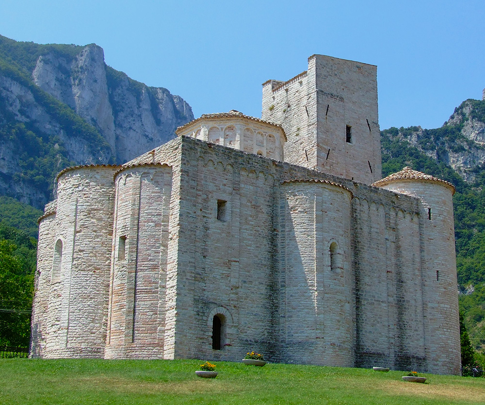 Le origine ed i misteri legati all'Abbazia di San Vittore delle Chiuse a Genga